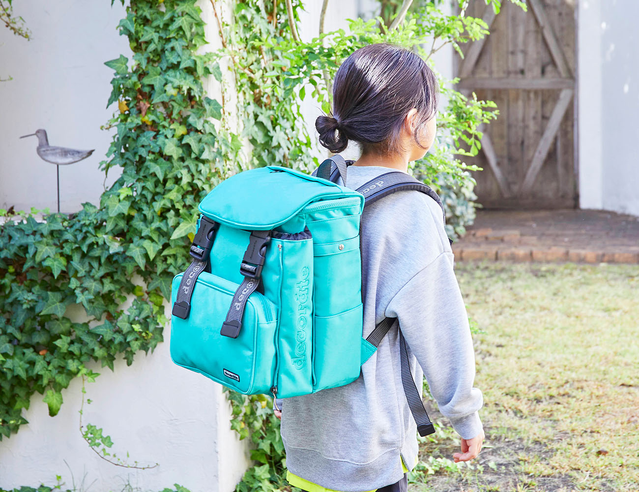 エメラルドグリーンが目を引く、子ども向け多機能バックパック［Choose］